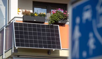 Balcony-solar-with-geranium_GettyImages-1244578151